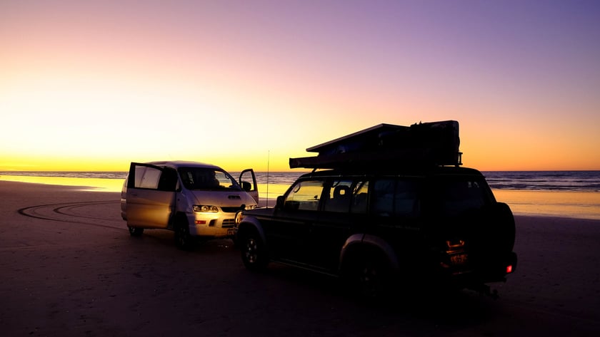 Australia. Zach&oacute;d słońca na drodze Eighty Miles Beach